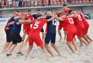 Все билеты на финал Euro Beach Soccer League между Молдовой и Турцией были распроданы. Многие смотрят за игрой через забор
