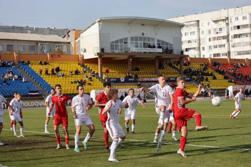 Юношеская сборная Молдовы уступила Латвии, играя полтора тайма в меньшинстве (видеообзор)