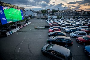 Парковка вместо стадиона: сотни фанатов "Пльзени" смотрят футбол из машины с пивом, хот-догами и файерами (фото)