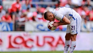 В Южной Америке игрокам запретят целовать мяч, плеваться и сморкаться на поле