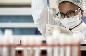 Повторное тестирование на коронавирус в румынской "Астре" Дину Граура подтвердила лишь четверть положительных тестов