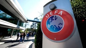 УЕФА приняла "коронавирусный" регламент для матчей сборных. Победителей матчей может определять жребий, а матчи могут судить арбитры принимающей стороны