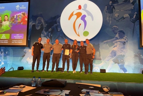 УЕФА наградила FMF золотой наградой за проект 'Футбол в школах'