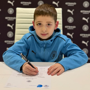 "Молдавский Месси": 8-летний молдавский футболист подписал контракт с "Манчестер Сити" и был эпично представлен на стадионе "Этихад" (видео, фото)